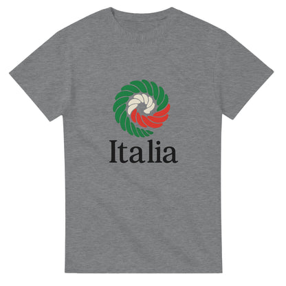 T-shirt med pastasnurra i flaggans färger och texten 'Italia'. Hyllning till Italiens passion och smaker!