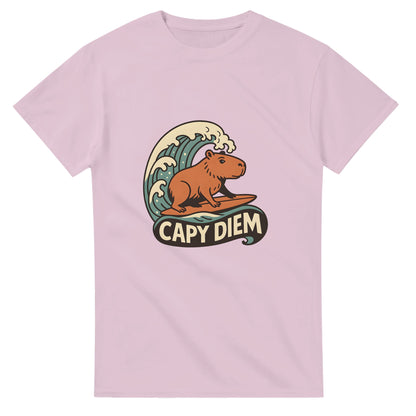Capy Diem - Surfande capybara som symboliserar positivitet och livsglädje på stranden. Perfekt för strandälskare!