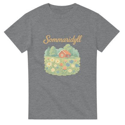 T-shirt med svensk vintageillustration av sommaräng, med texten Sommaridyll. Perfekt för nostalgiska sommarens.