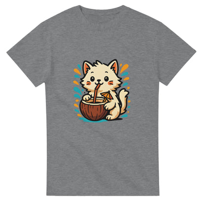 T-shirt med söt katt som dricker ur kokosnöt med sugrör och paraply, omgiven av tropiska färger. Somrig och lekfull look!