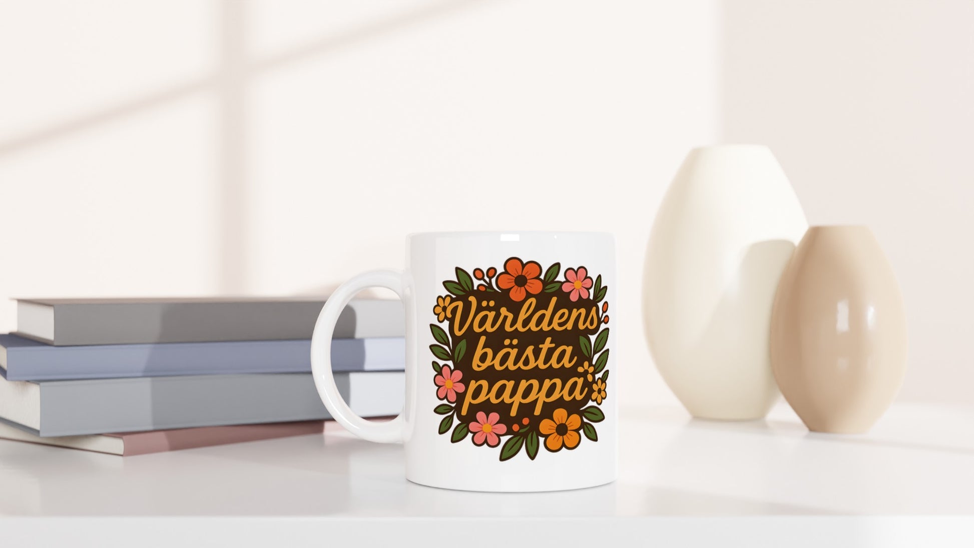 Mugg med texten 'Världens bästa pappa' och blomstermönster, perfekt för morgonkaffet.