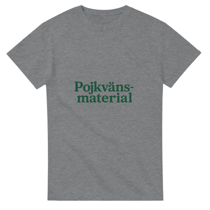 T-shirt för modern pojkvän med 'Pojkvänsmaterial' tryck i trendig font och djupgrön färg.