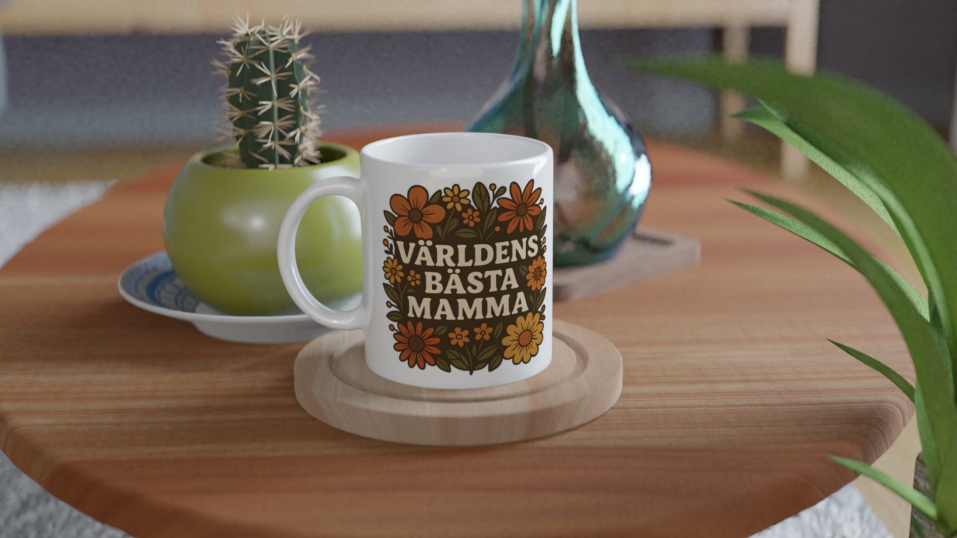 Mugg med texten 'Världens bästa mamma' omgiven av vackra blomster i varma nyanser. En perfekt hyllning till mamma.