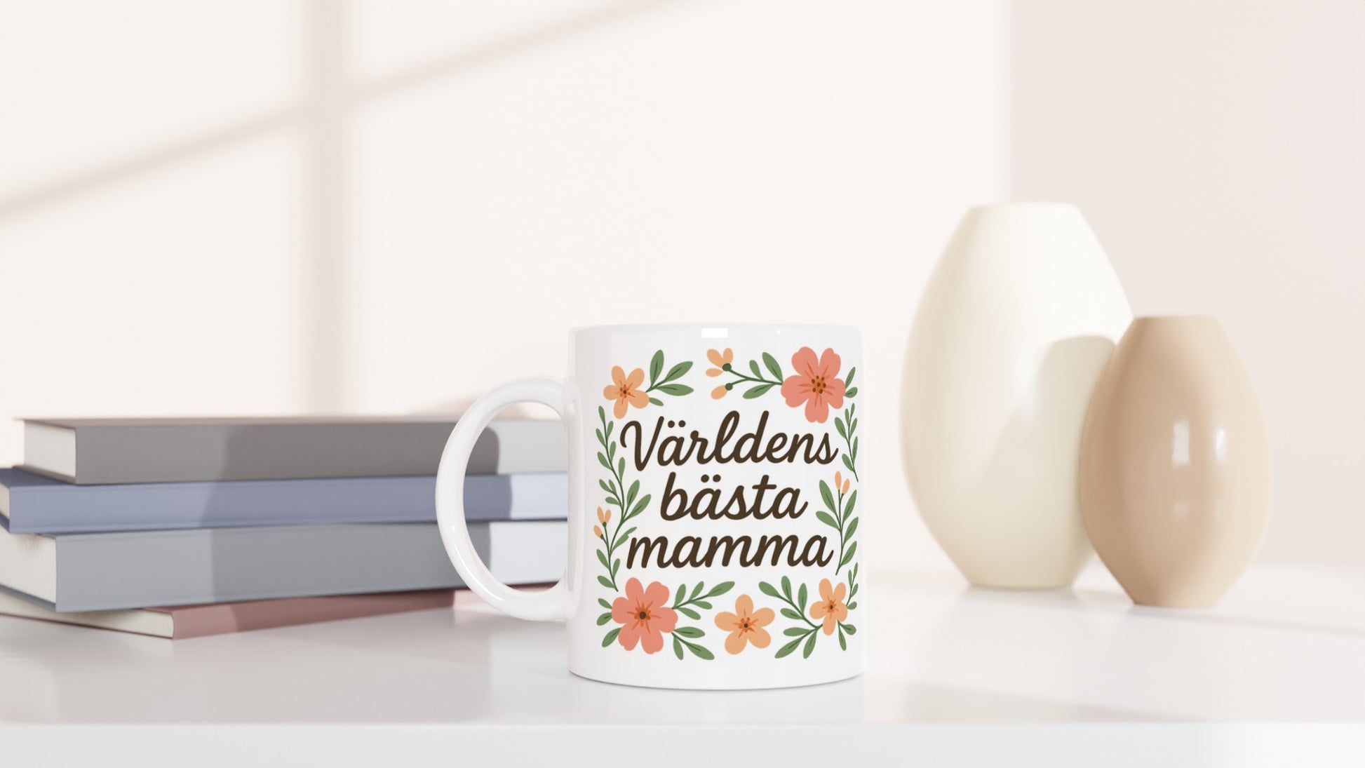 Elegant mugg med blommigt mönster, perfekt för att fira världens bästa mamma med en kopp kaffe.