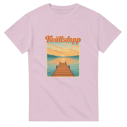 T-shirt med Kvällsdopp & solnedgångsmotiv. Vintageinspirerad badbrygga & retrotext. Hyllning till sommarkvällar.