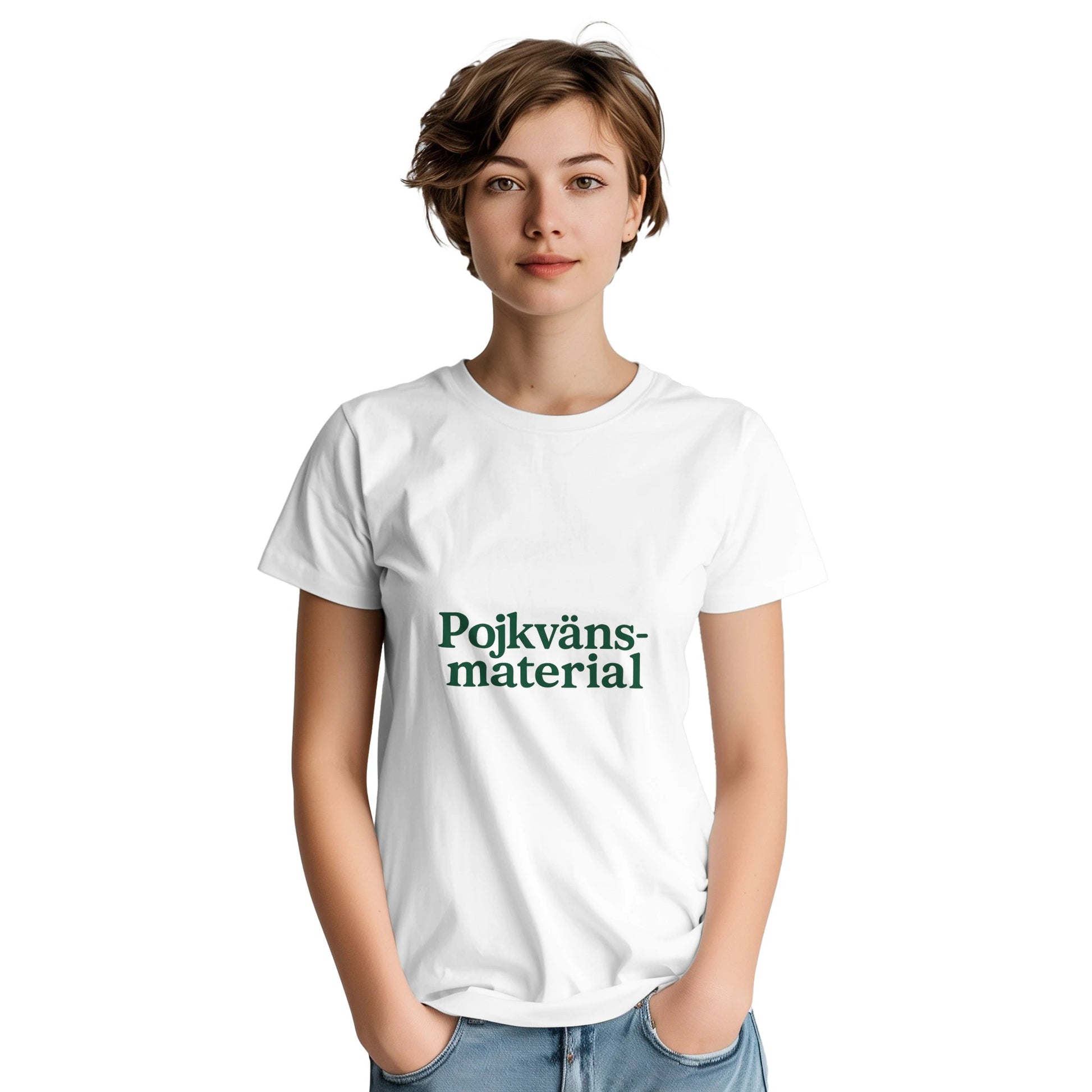 T-shirt för modern pojkvän med 'Pojkvänsmaterial' tryck i trendig font och djupgrön färg.