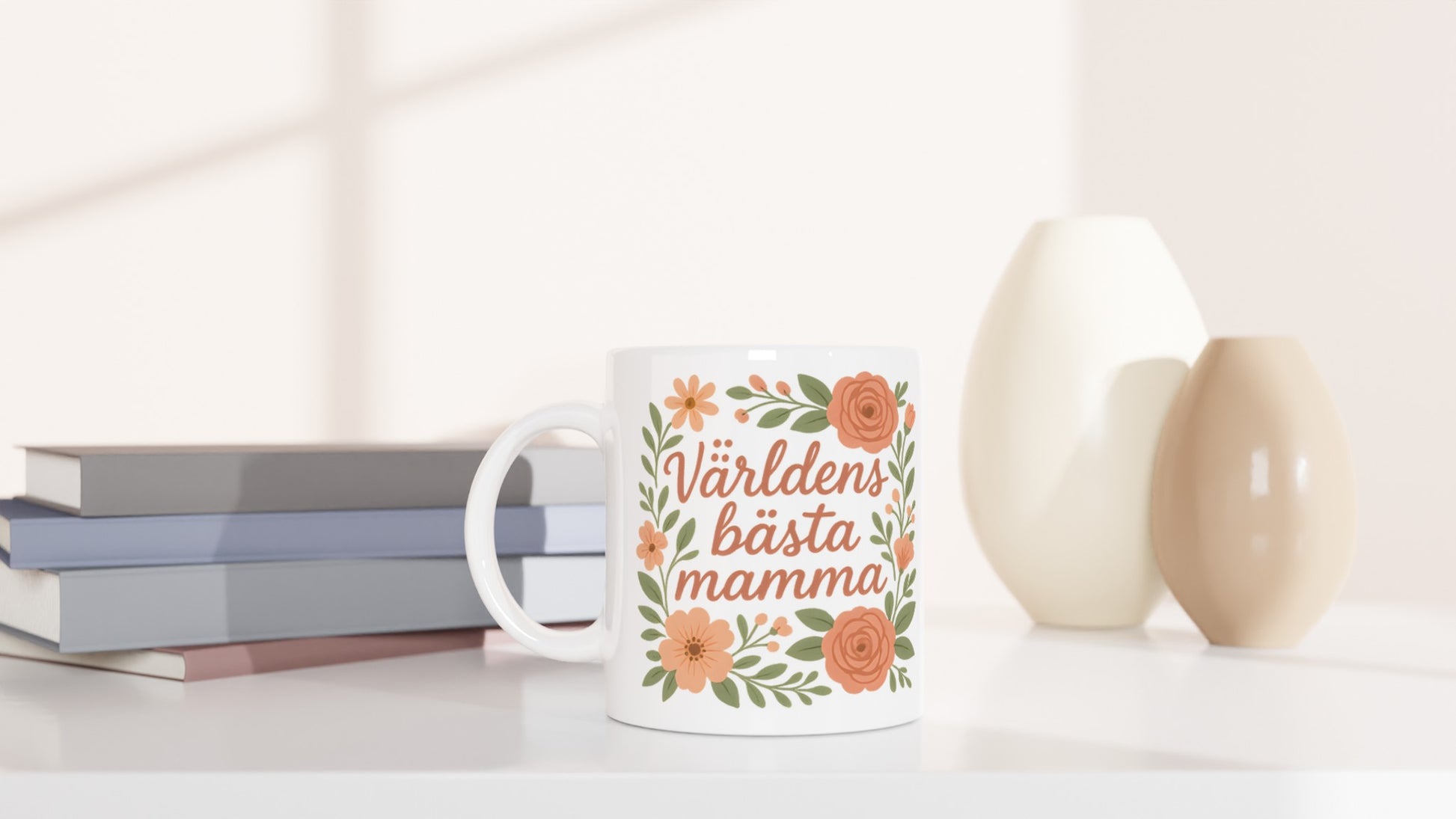 Mugg med texten 'Världens bästa mamma' i blomsterdesign. Överraska mamma och visa din kärlek varje dag. Perfekt present!