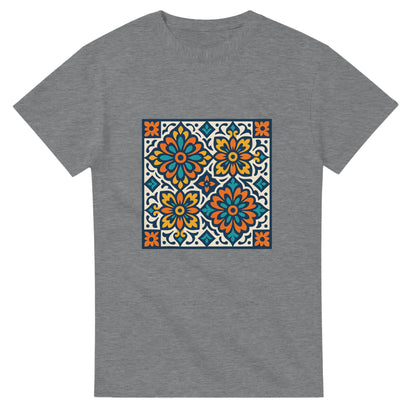 T-shirt med spanska mosaikmönster för en medelhavskänsla. Färgglada och detaljerade.