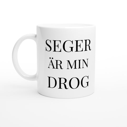 Sportmugg med humoristisk design som fångar den elektriska känslan av fotbollsseger.
