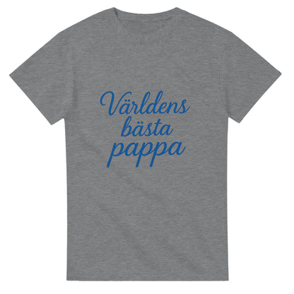 T-shirt med 'Världens bästa pappa' i elegant handskriven font och kunglig blå färg, perfekt för stilfulla pappor.