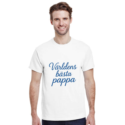 T-shirt med 'Världens bästa pappa' i elegant handskriven font och kunglig blå färg, perfekt för stilfulla pappor.
