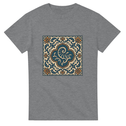 Portugisiskt inspirerad t-shirt i rustika färger, perfekt för vintage- och havsälskare.