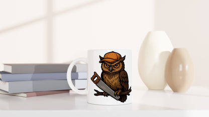 Mugg med klok uggla i keps och såg i klorna, perfekt för den kluriga snickaren!