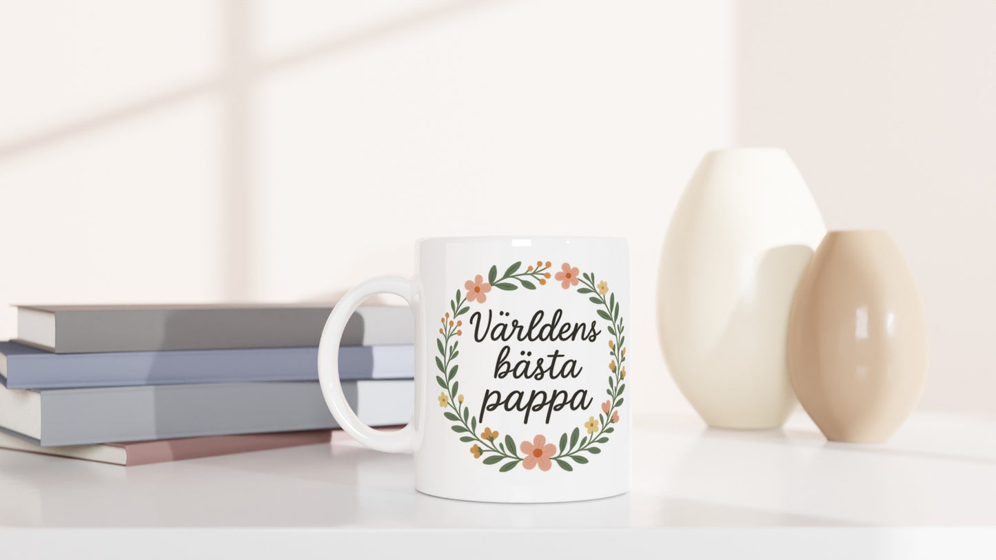 Stilfull mugg med texten 'Världens bästa pappa' omgiven av blomkrans i handskriven stil.