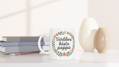 Stilfull mugg med texten 'Världens bästa pappa' omgiven av blomkrans i handskriven stil.