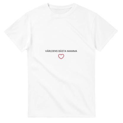Trendig t-shirt för stolta mammor med hjärta-ikon under texten. Modern design.