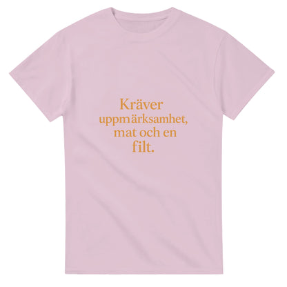 T-shirt med rolig och varm statement-text för henne. Kräver uppmärksamhet, mat och en filt. Chic font och tonad färg.