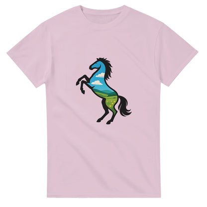 T-shirt med stegrande vildhäst och öppna fält, symbol för frihet.
