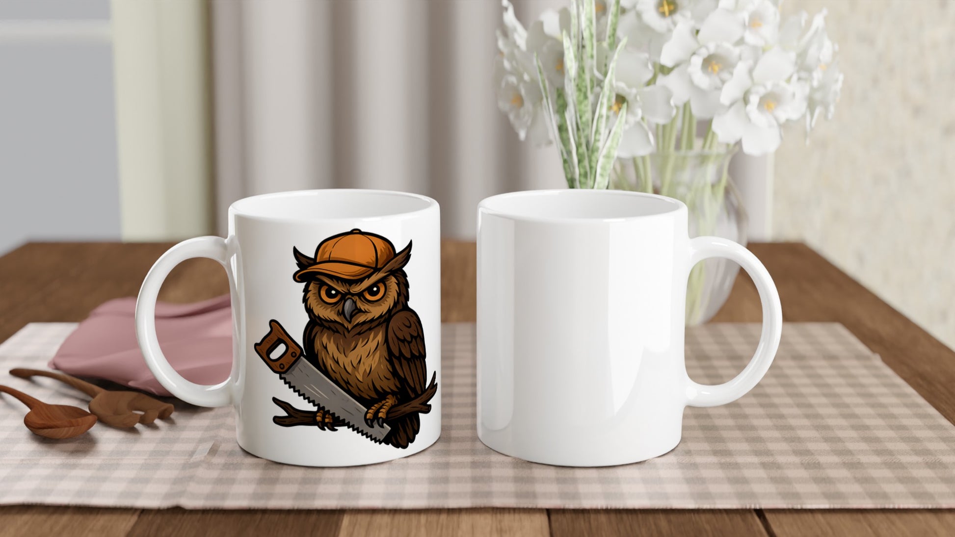 Mugg med klok uggla i keps och såg i klorna, perfekt för den kluriga snickaren!
