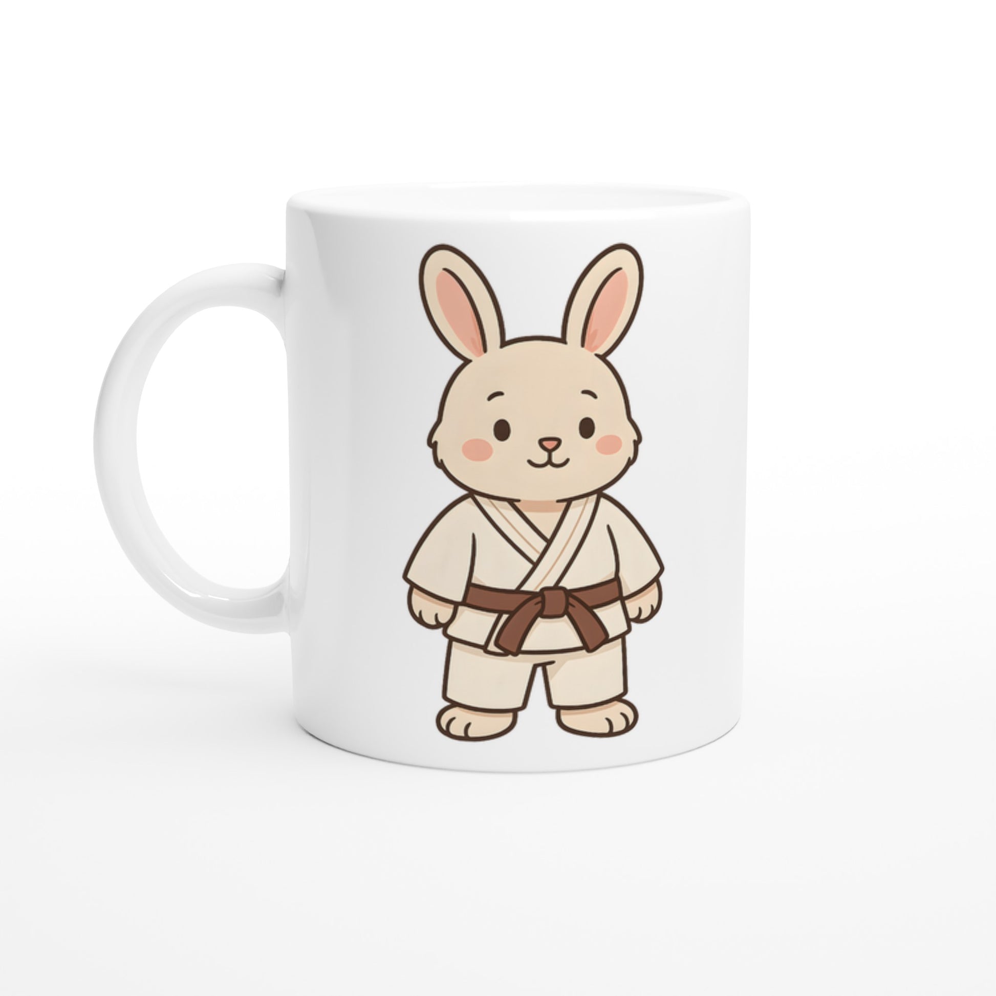 Kanin i judodräkt på mugg, perfekt present för djur- och kampsportälskare.