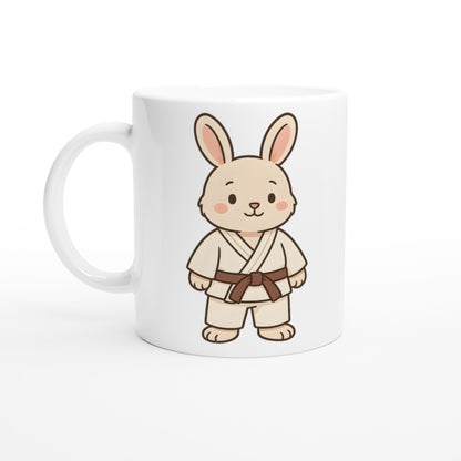 Kanin i judodräkt på mugg, perfekt present för djur- och kampsportälskare.