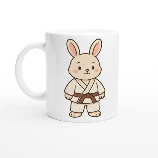 Kanin i judodräkt på mugg, perfekt present för djur- och kampsportälskare.