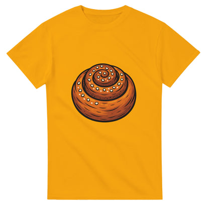 En T-shirt med en kanelbulle på en blå bakgrund, perfekt för kanelbulleälskare.