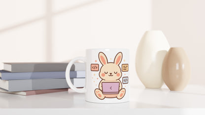 Mugg med kanin som kodar, perfekt för programmeringsstunder. Charmig present för programmerare!