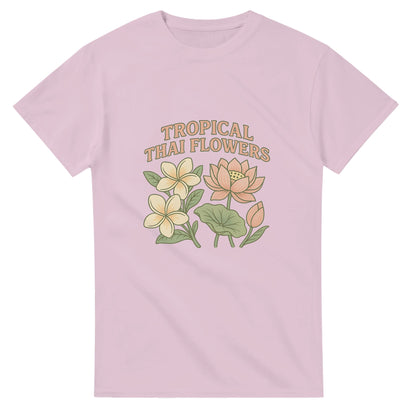 Thailändsk blomsterdröm i milda toner. Perfekt för naturälskare. T-shirt med vacker design.