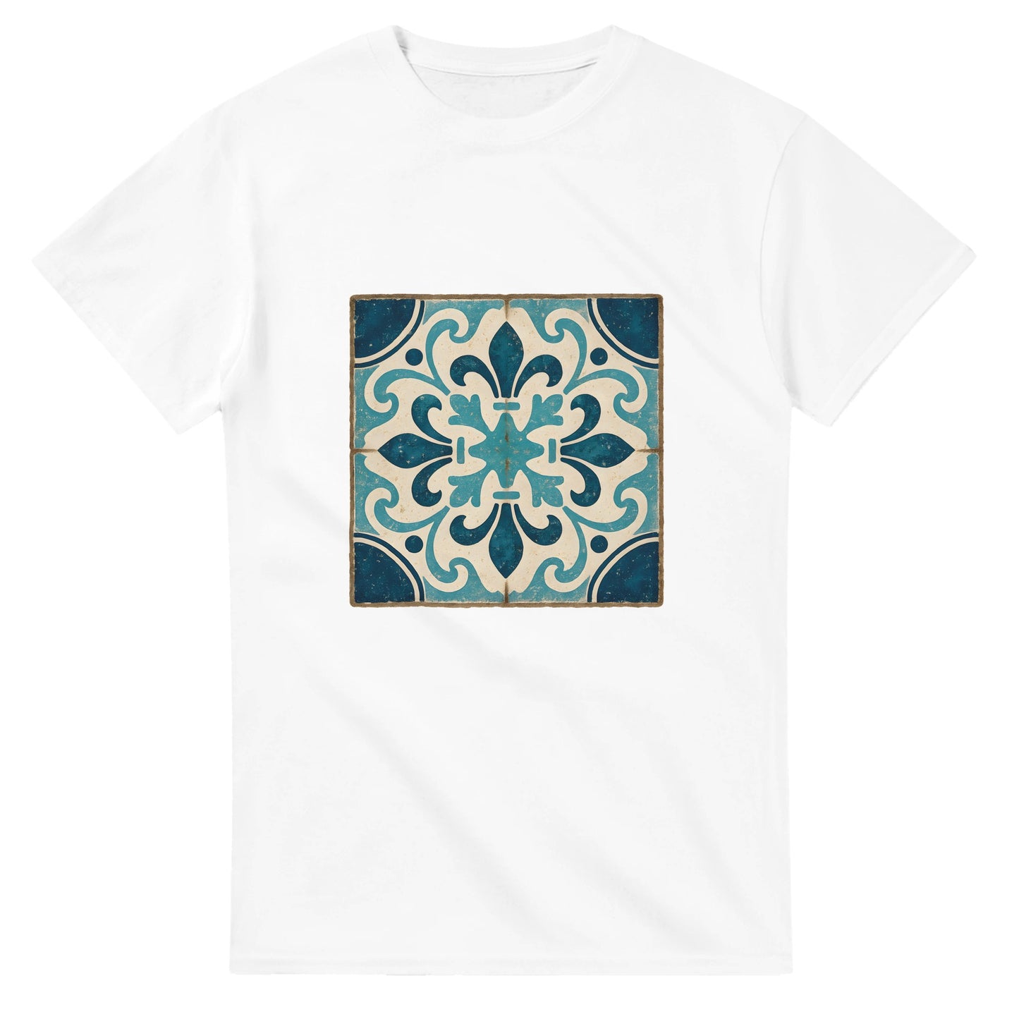 T-shirt med Portugals historia, traditionella kakelmönster och havets toner i en rustik stil.