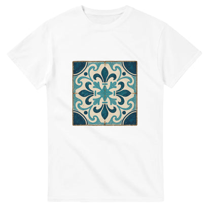 T-shirt med Portugals historia, traditionella kakelmönster och havets toner i en rustik stil.