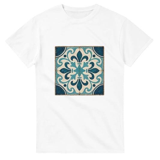 T-shirt med Portugals historia, traditionella kakelmönster och havets toner i en rustik stil.