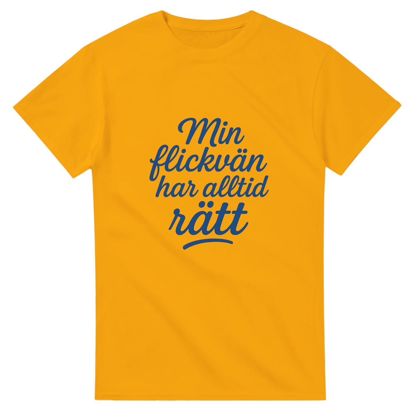 T-shirt med lekfull text: 'Min flickvän har alltid rätt' i elegant scriptfont och snygg blå färg.