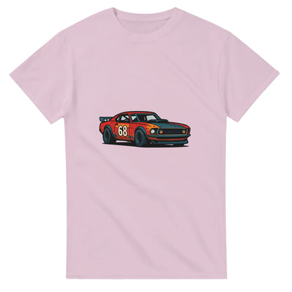 T-shirt med gatuloppstema och en vintage bil med en historia av fart och förändring.