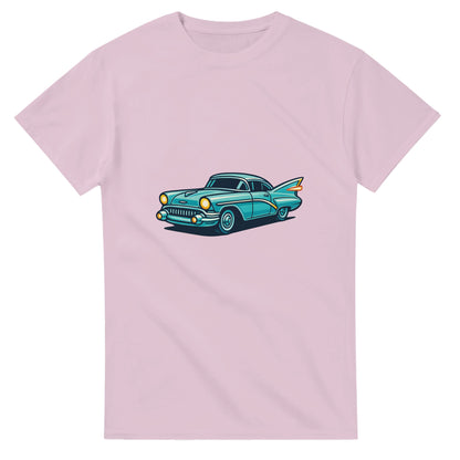 T-shirt med retrofuturistisk bild av bil, där nostalgi möter modern design.