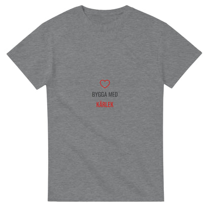 Rolig snickar-tshirt med hjärta-ikon för passionerade hantverkare. Uttryck yrkesstolthet med ett leende.