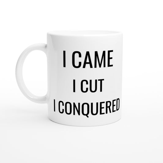 Mugg för frisören som alltid levererar sitt bästa, med texten 'I Came, I Cut, I Conquered'.