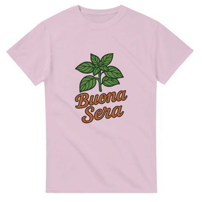 T-shirt med grön basilika & texten 'Buona Sera' i varm orange. Perfekt för dig som älskar italiensk mat & avslappnad stil.