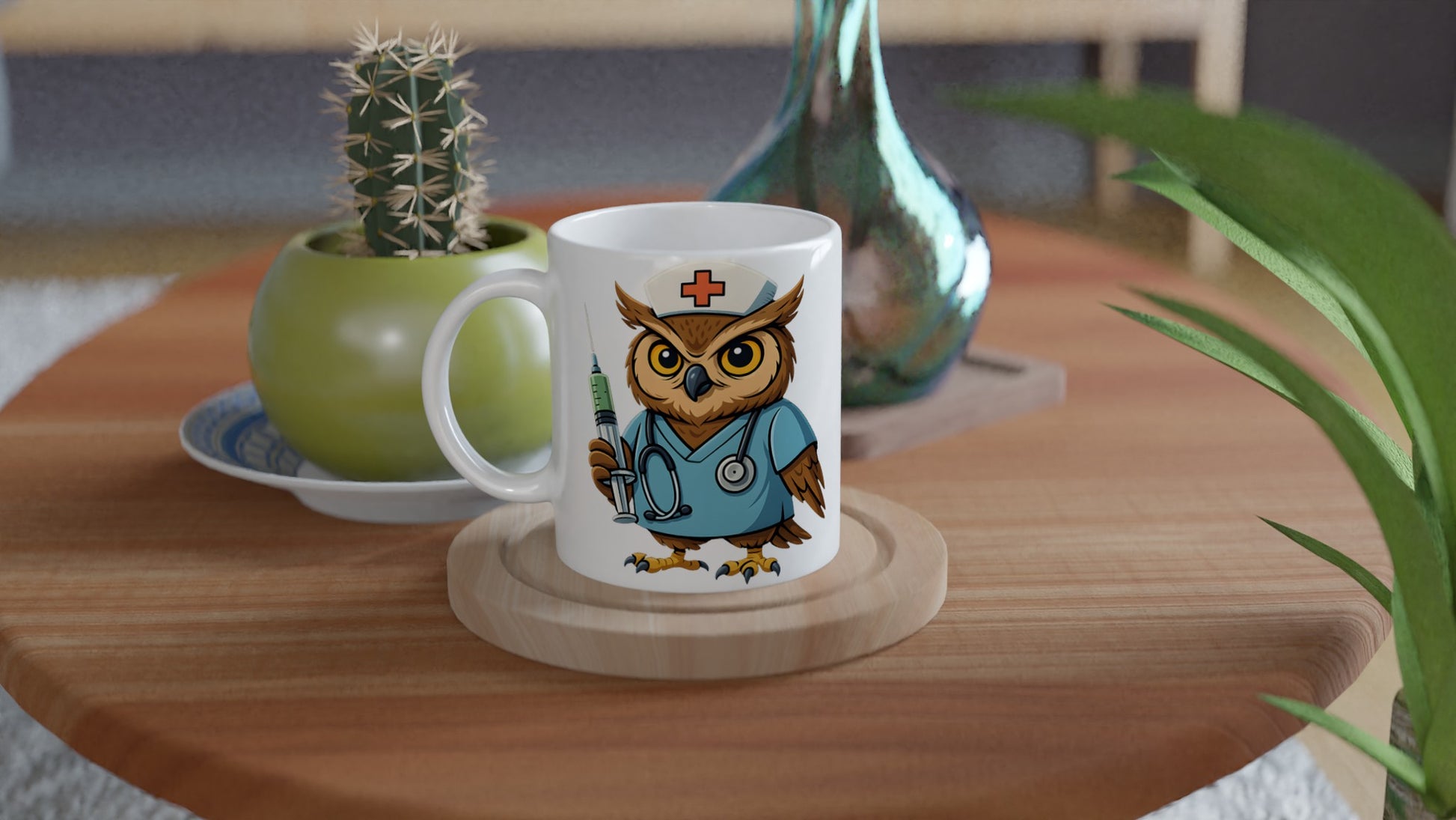 Sjuksköterskeuggla i uniform med stetoskop och spruta på en kreativ mugg. En högflygande start på dagen!