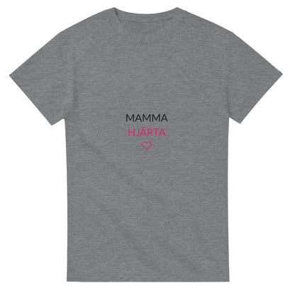 Mammahjärta - enkel och tydlig design med hjärta under texten 'MAMMA HJÄRTA'.