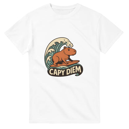 Capy Diem - Surfande capybara som symboliserar positivitet och livsglädje på stranden. Perfekt för strandälskare!