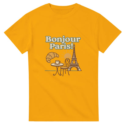 Klassisk T-shirt med äkta parisisk charm. Hälsa dagen med Frankrikes caféer i denna Bonjour Paris!-tröja.