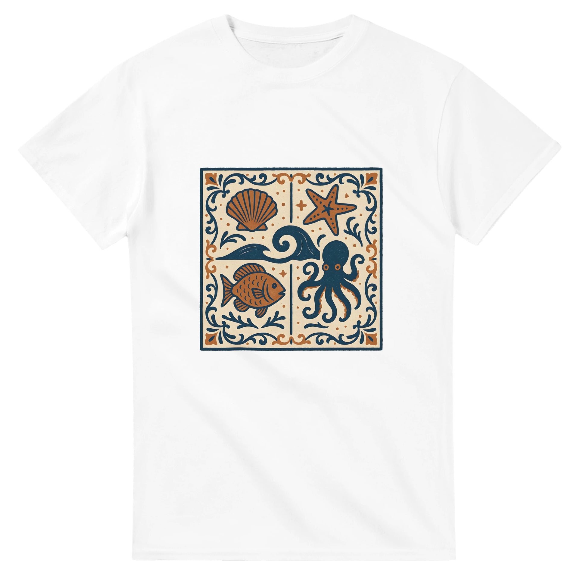 Rustik t-shirt med havsinspirerade kakelmönster från Portugal. Stilfull hyllning till Atlantens pärla.