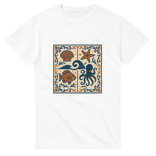 Rustik t-shirt med havsinspirerade kakelmönster från Portugal. Stilfull hyllning till Atlantens pärla.