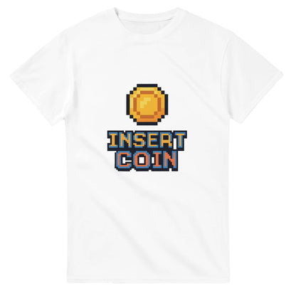 T-shirt med mynt och 'Insert Coin' text för nostalgiska gamers.