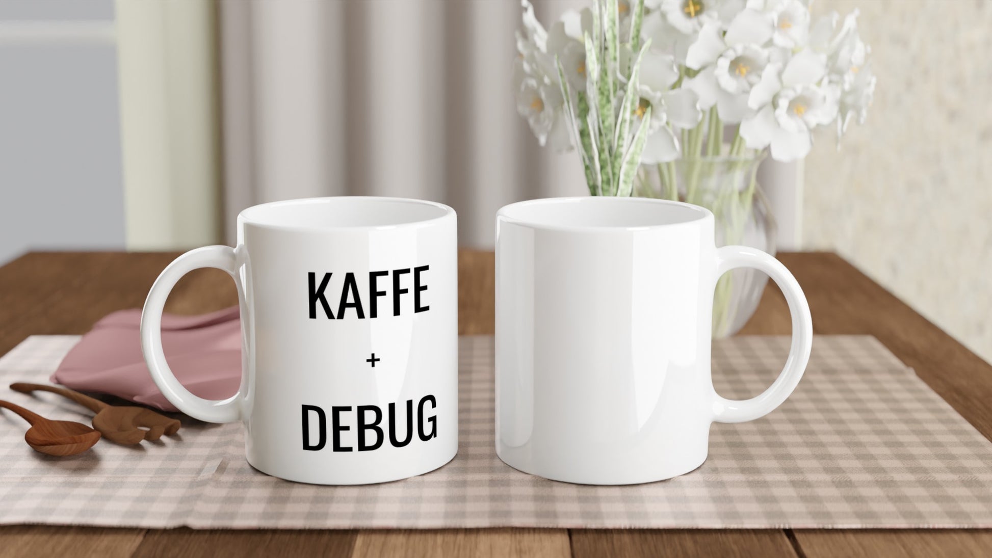 Kaffe och Debug 2 - Nördig mugg för programmeraren som lever på kaffe och debug. Perfekt för långa nätter.