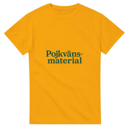 T-shirt för modern pojkvän med 'Pojkvänsmaterial' tryck i trendig font och djupgrön färg.