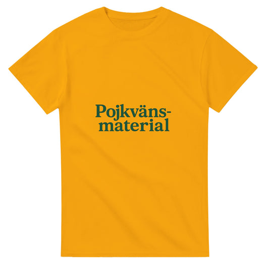 T-shirt för modern pojkvän med 'Pojkvänsmaterial' tryck i trendig font och djupgrön färg.