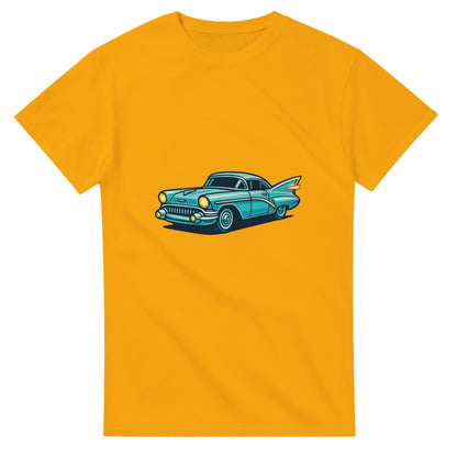 T-shirt med retrofuturistisk bild av bil, där nostalgi möter modern design.