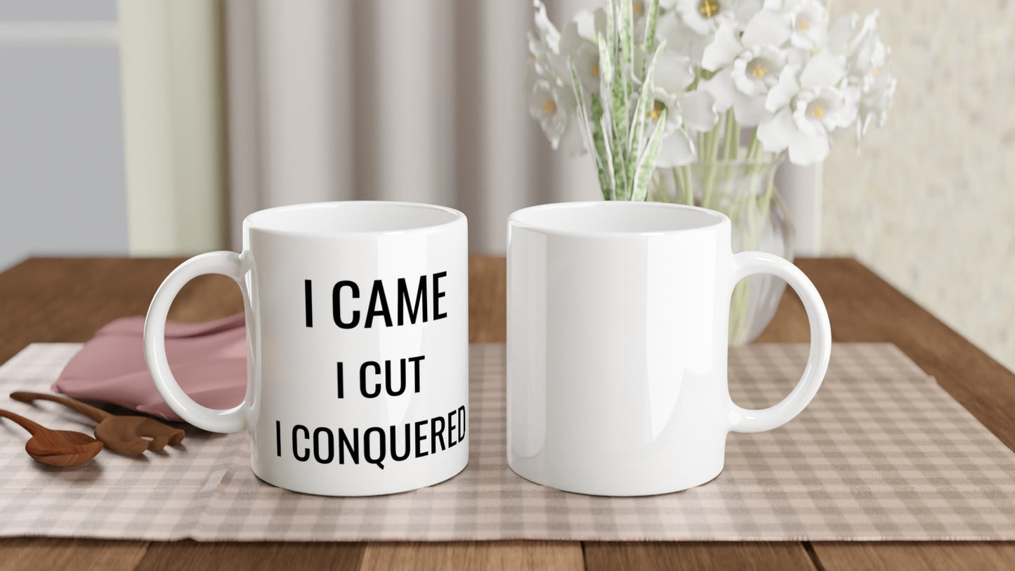 Mugg för frisören som alltid levererar sitt bästa, med texten 'I Came, I Cut, I Conquered'.